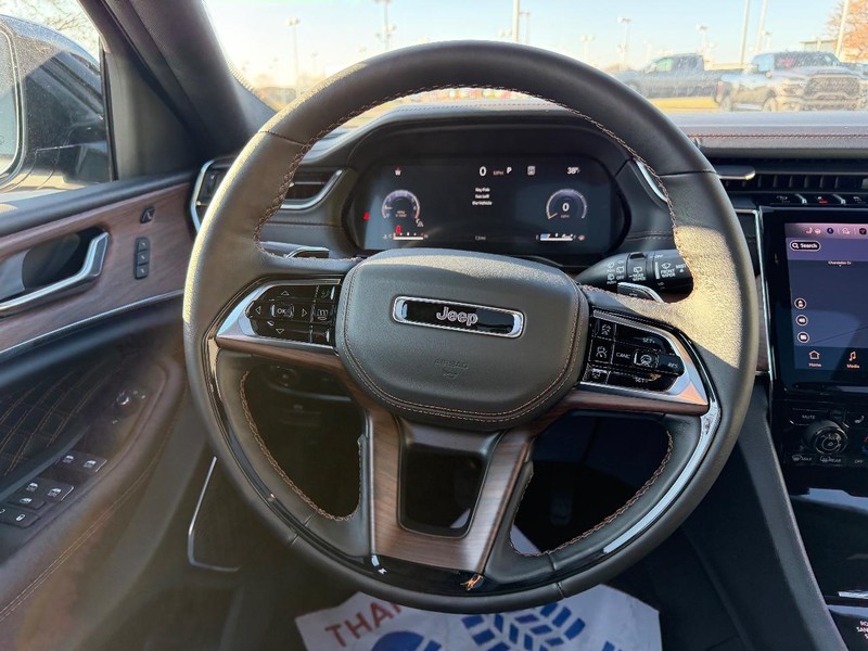 Jeep Grand Cherokee L Vehicle Full-screen Gallery Image 14