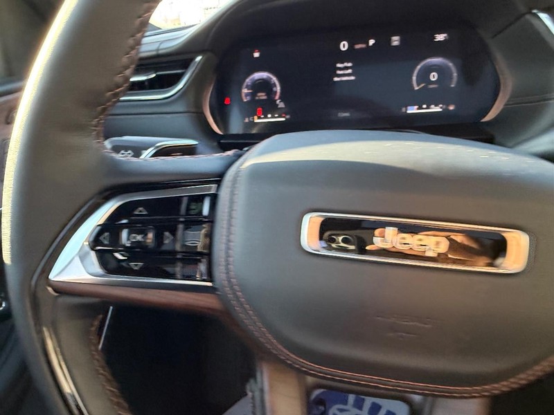 Jeep Grand Cherokee L Vehicle Full-screen Gallery Image 15