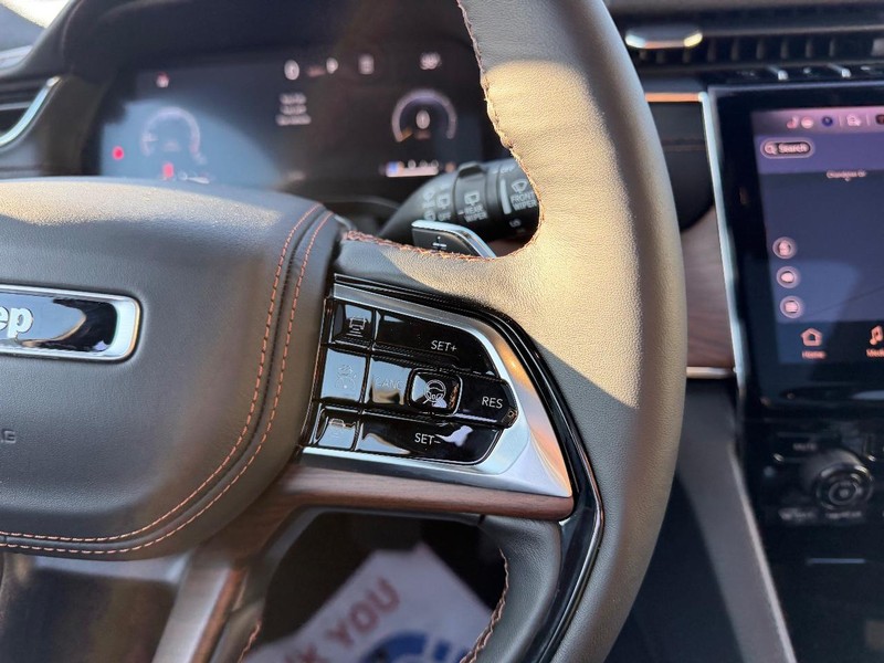 Jeep Grand Cherokee L Vehicle Full-screen Gallery Image 16