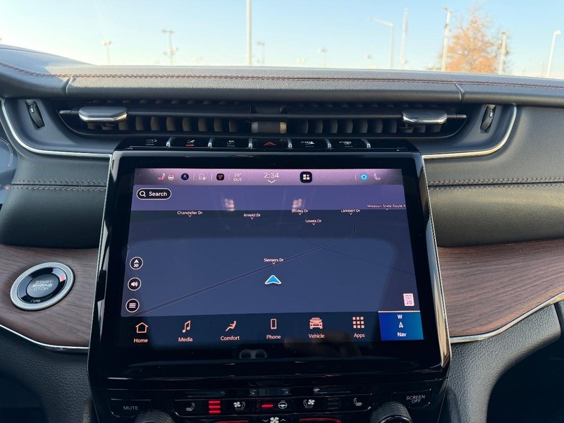 Jeep Grand Cherokee L Vehicle Full-screen Gallery Image 17