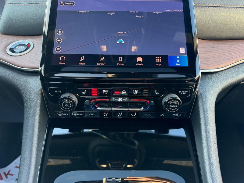 Jeep Grand Cherokee L Vehicle Full-screen Gallery Image 18