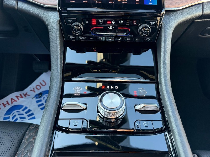 Jeep Grand Cherokee L Vehicle Full-screen Gallery Image 19