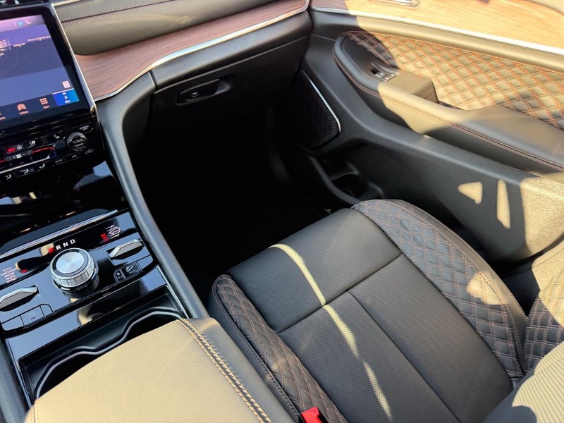 Jeep Grand Cherokee L Vehicle Full-screen Gallery Image 20