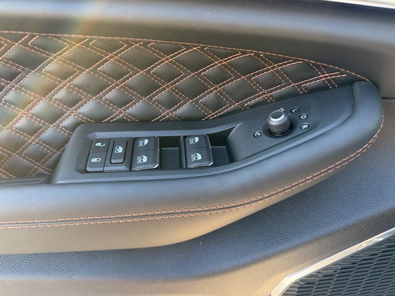 Jeep Grand Cherokee L Vehicle Full-screen Gallery Image 21