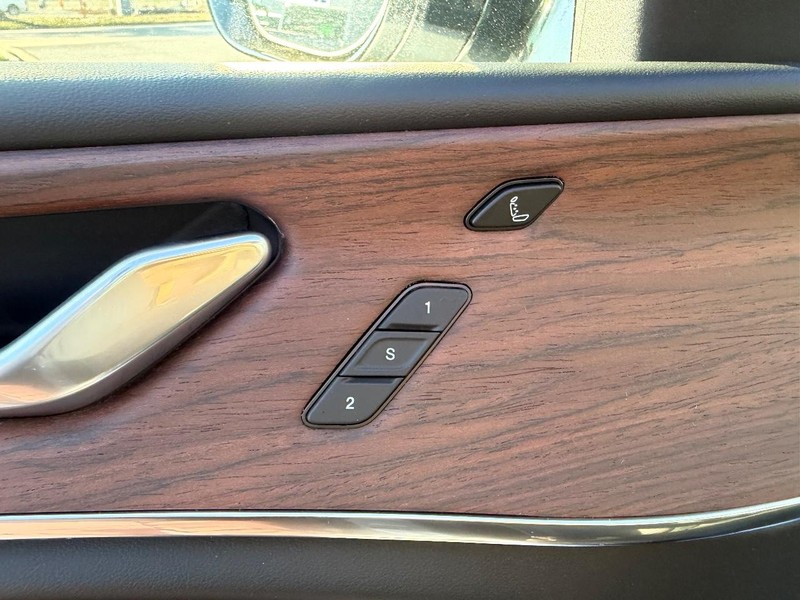 Jeep Grand Cherokee L Vehicle Full-screen Gallery Image 22