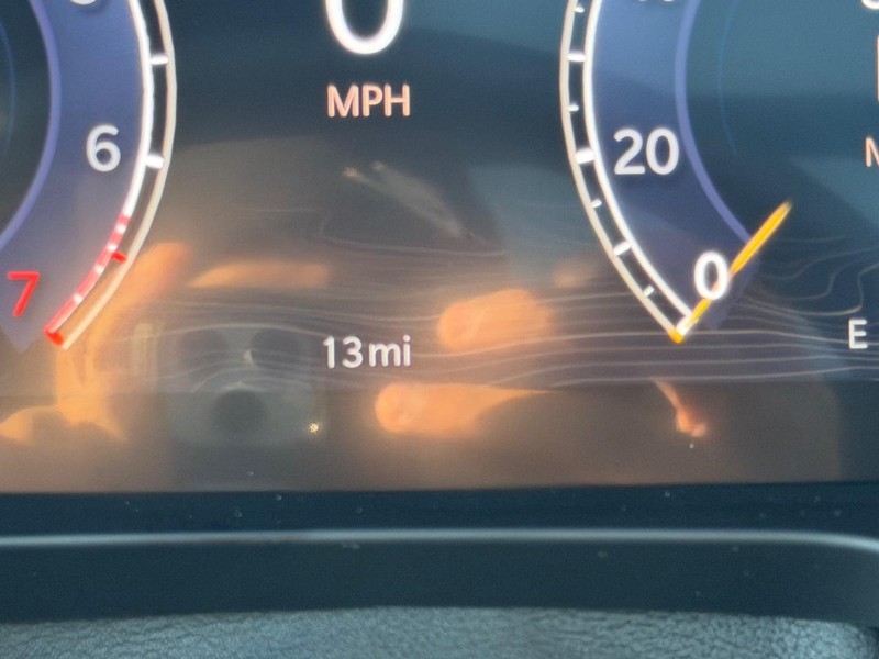 Jeep Grand Cherokee L Vehicle Full-screen Gallery Image 24