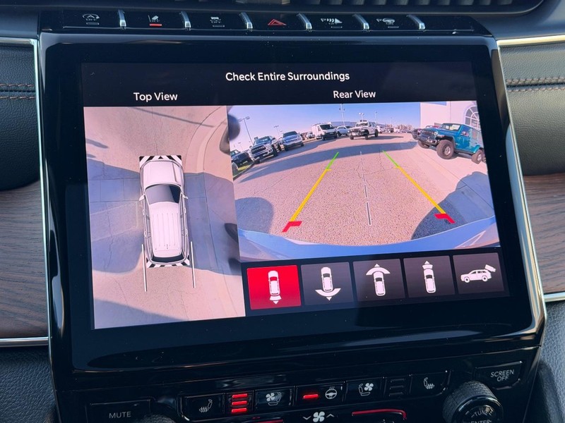 Jeep Grand Cherokee L Vehicle Full-screen Gallery Image 25