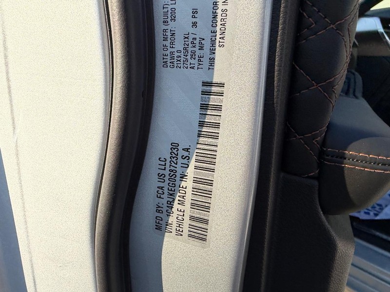 Jeep Grand Cherokee L Vehicle Full-screen Gallery Image 26