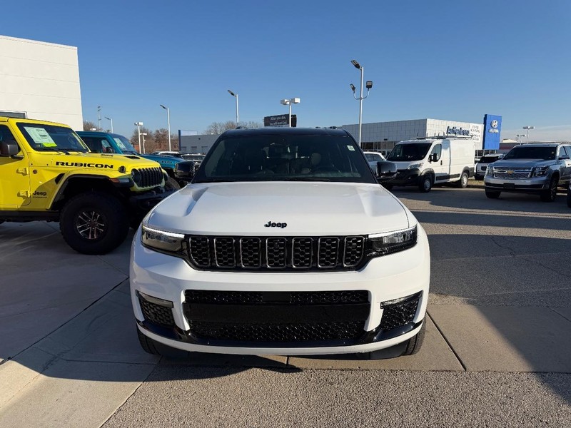 Jeep Grand Cherokee L Vehicle Full-screen Gallery Image 2