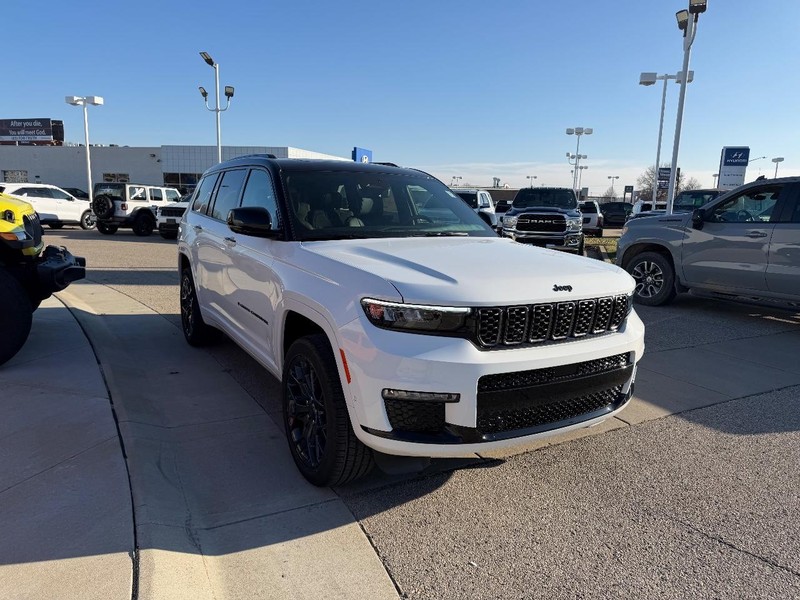 Jeep Grand Cherokee L Vehicle Full-screen Gallery Image 3