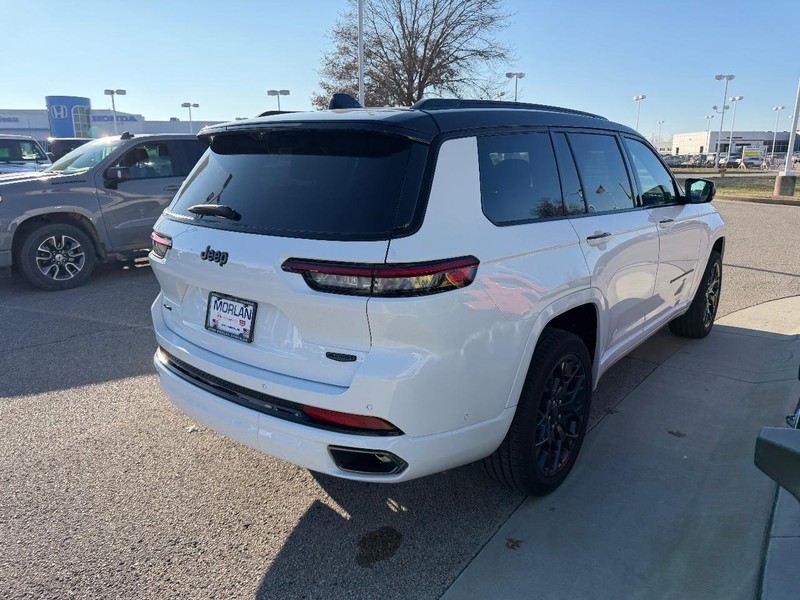 Jeep Grand Cherokee L Vehicle Full-screen Gallery Image 4