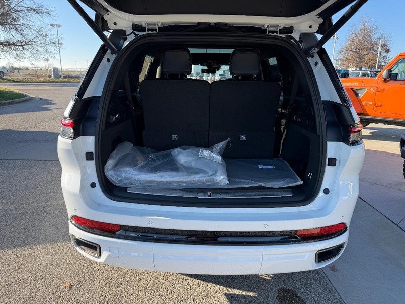 Jeep Grand Cherokee L Vehicle Full-screen Gallery Image 6