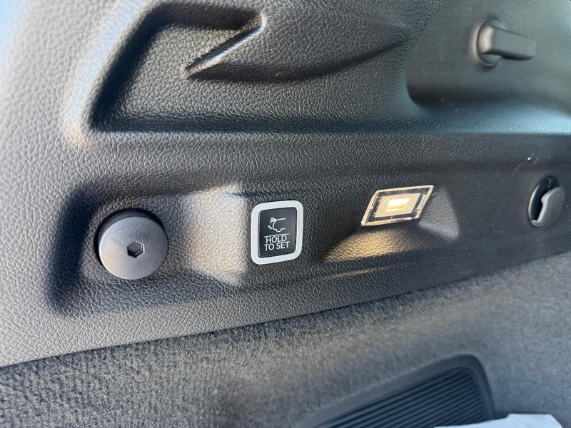 Jeep Grand Cherokee L Vehicle Full-screen Gallery Image 7