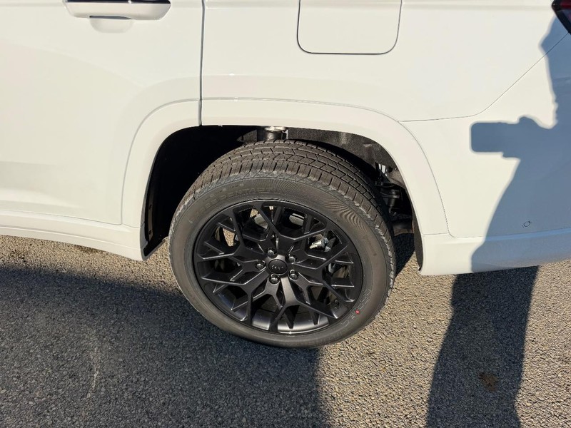 Jeep Grand Cherokee L Vehicle Full-screen Gallery Image 8