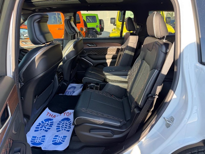 Jeep Grand Cherokee L Vehicle Full-screen Gallery Image 10