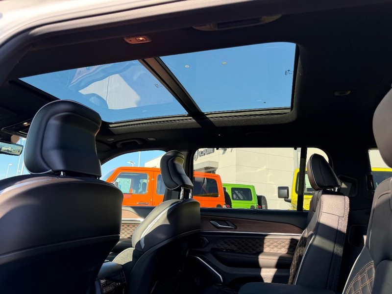 Jeep Grand Cherokee L Vehicle Full-screen Gallery Image 11