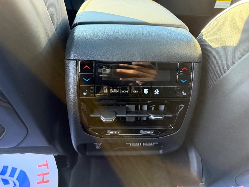 Jeep Grand Cherokee L Vehicle Full-screen Gallery Image 12