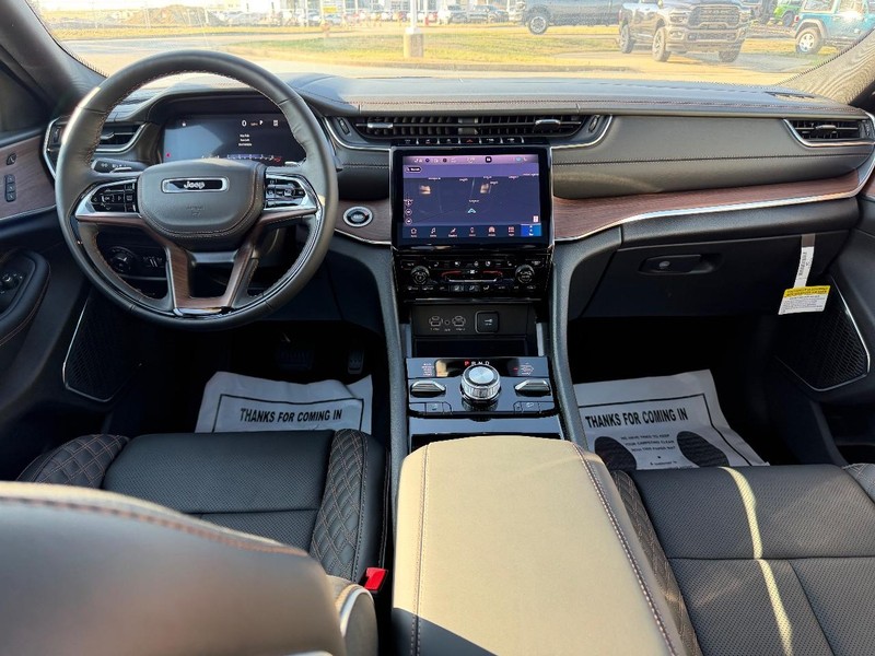 Jeep Grand Cherokee L Vehicle Full-screen Gallery Image 13