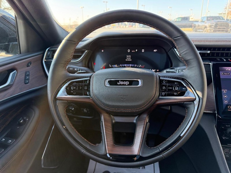 Jeep Grand Cherokee L Vehicle Full-screen Gallery Image 14