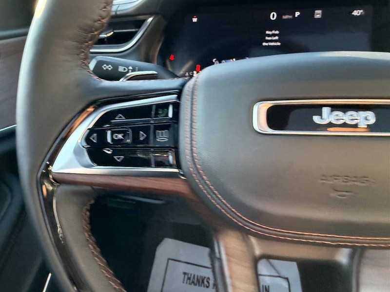 Jeep Grand Cherokee L Vehicle Full-screen Gallery Image 15