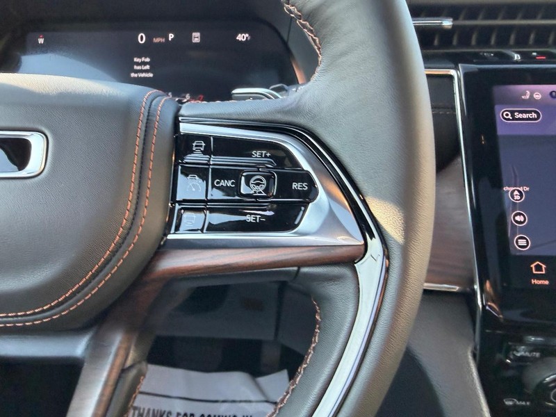 Jeep Grand Cherokee L Vehicle Full-screen Gallery Image 16