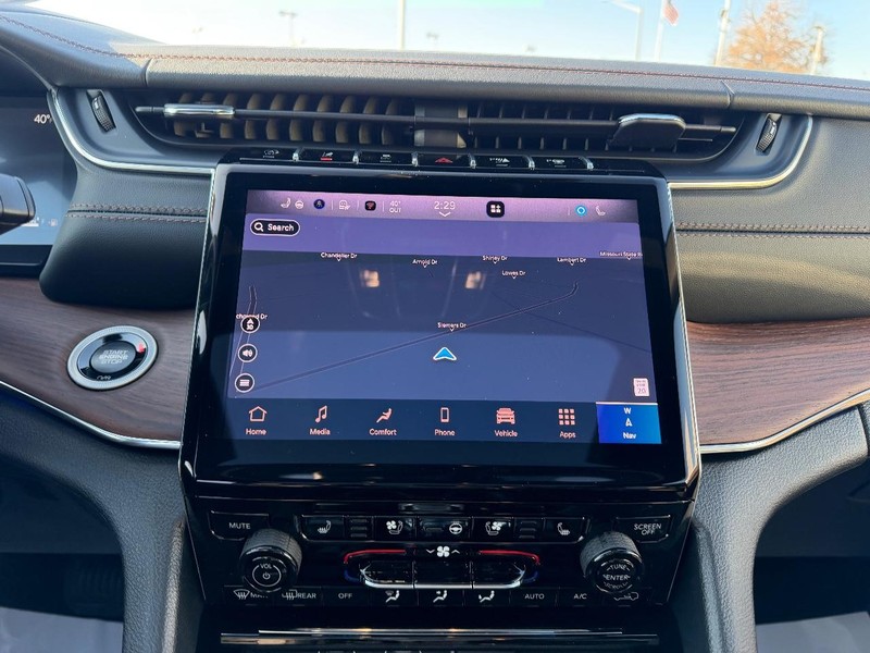 Jeep Grand Cherokee L Vehicle Full-screen Gallery Image 17