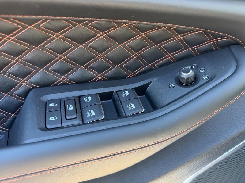 Jeep Grand Cherokee L Vehicle Full-screen Gallery Image 21