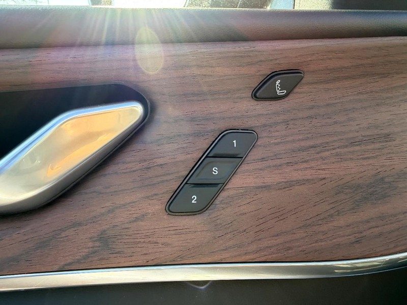 Jeep Grand Cherokee L Vehicle Full-screen Gallery Image 22