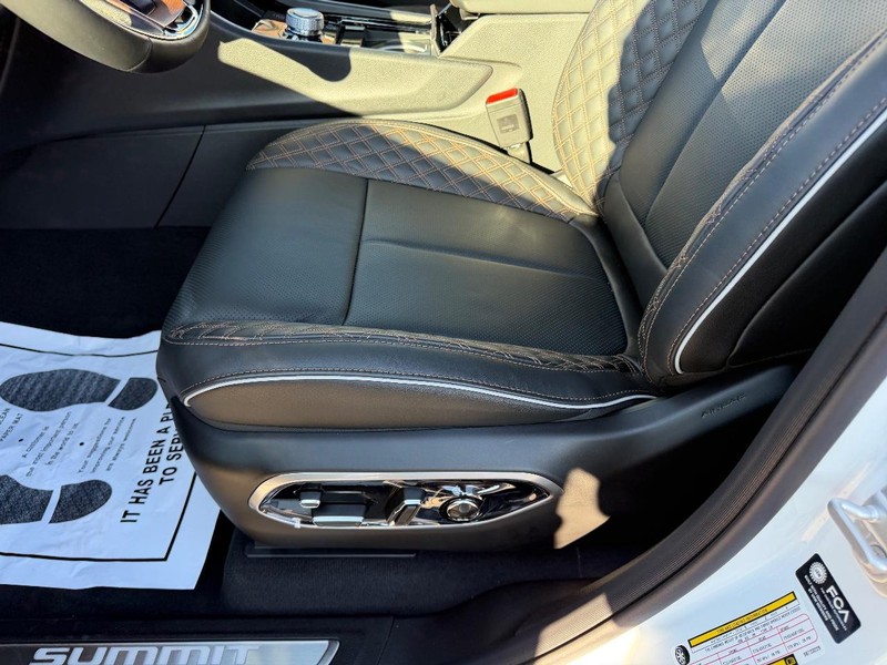 Jeep Grand Cherokee L Vehicle Full-screen Gallery Image 23