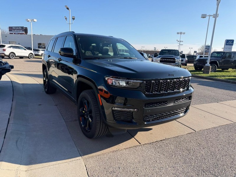 Jeep Grand Cherokee L Vehicle Full-screen Gallery Image 3