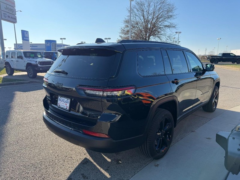 Jeep Grand Cherokee L Vehicle Full-screen Gallery Image 4