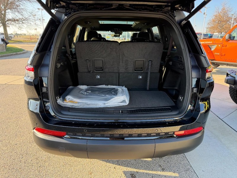 Jeep Grand Cherokee L Vehicle Full-screen Gallery Image 6