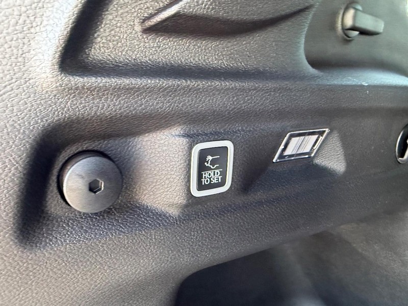 Jeep Grand Cherokee L Vehicle Full-screen Gallery Image 7