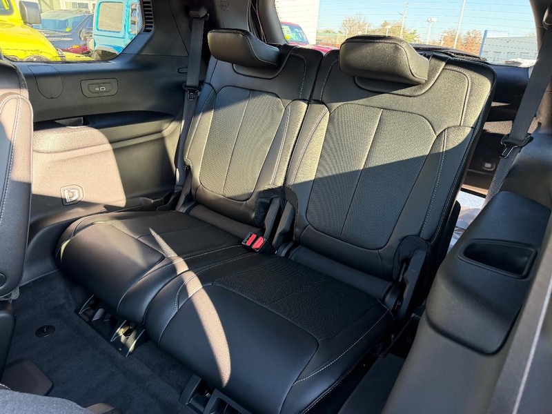 Jeep Grand Cherokee L Vehicle Full-screen Gallery Image 9