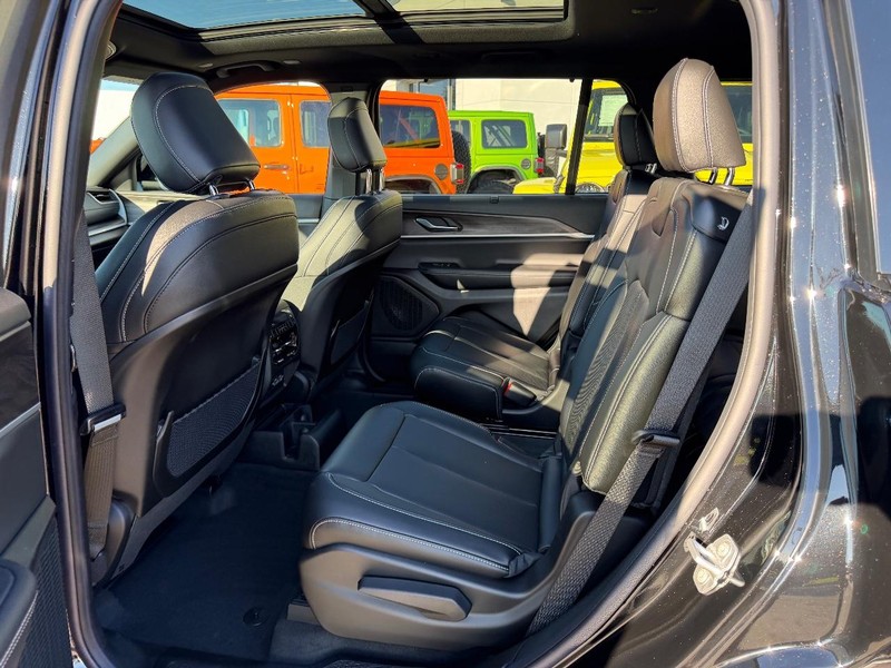 Jeep Grand Cherokee L Vehicle Full-screen Gallery Image 10