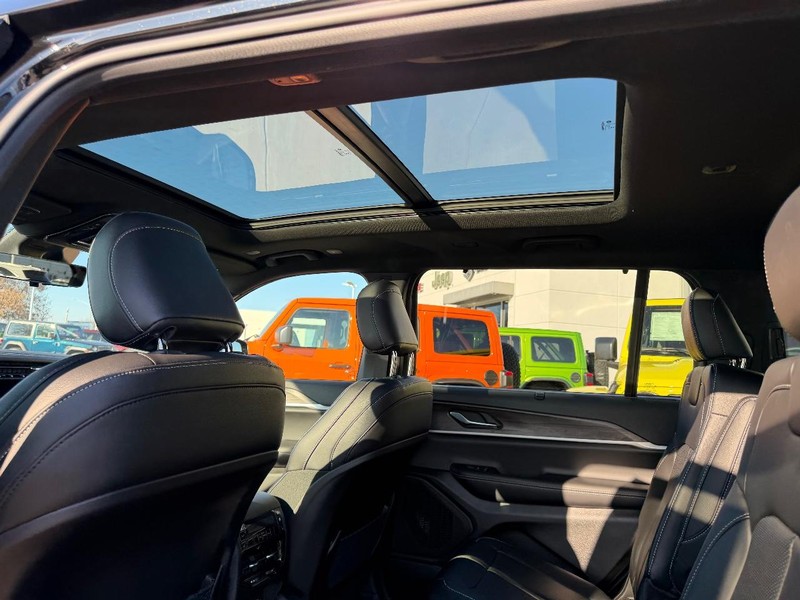 Jeep Grand Cherokee L Vehicle Full-screen Gallery Image 11