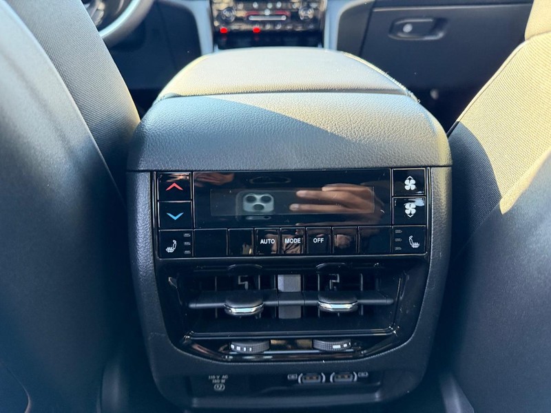 Jeep Grand Cherokee L Vehicle Full-screen Gallery Image 12