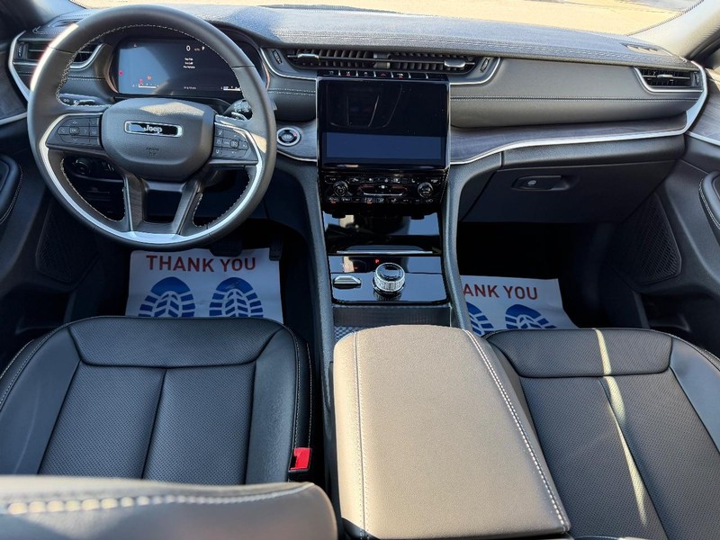 Jeep Grand Cherokee L Vehicle Full-screen Gallery Image 13