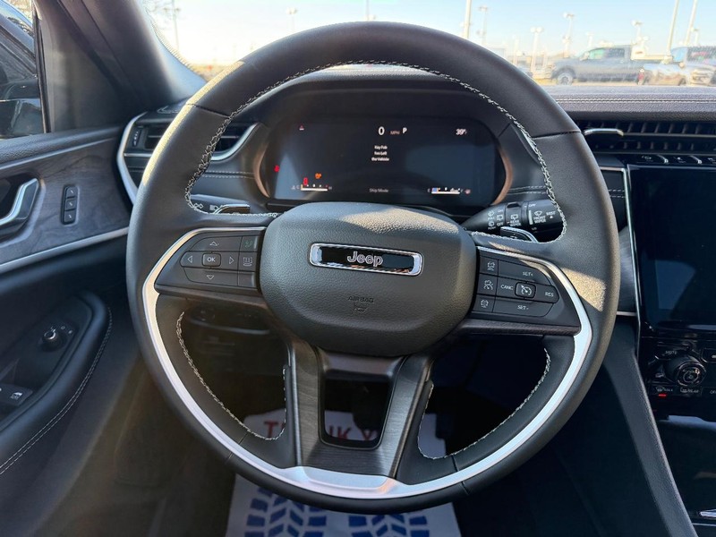 Jeep Grand Cherokee L Vehicle Full-screen Gallery Image 14