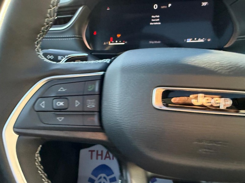 Jeep Grand Cherokee L Vehicle Full-screen Gallery Image 15