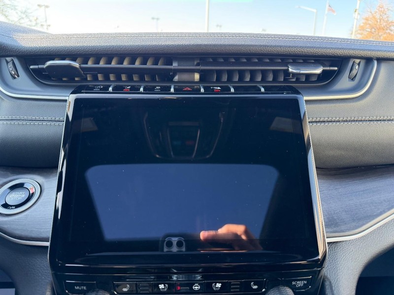 Jeep Grand Cherokee L Vehicle Full-screen Gallery Image 17