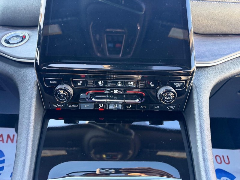 Jeep Grand Cherokee L Vehicle Full-screen Gallery Image 18