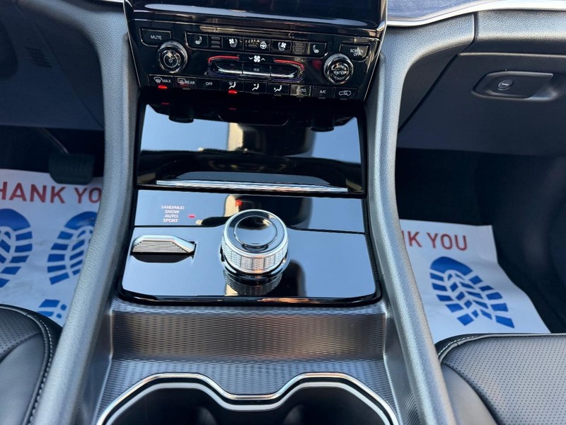 Jeep Grand Cherokee L Vehicle Full-screen Gallery Image 19