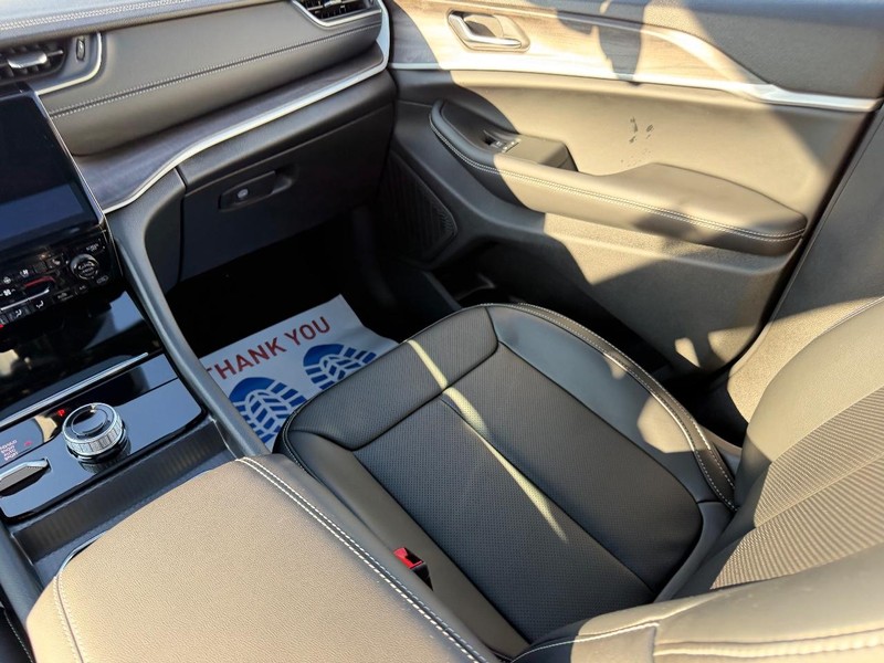 Jeep Grand Cherokee L Vehicle Full-screen Gallery Image 20