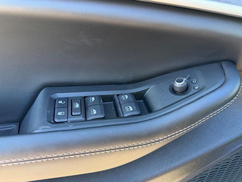 Jeep Grand Cherokee L Vehicle Full-screen Gallery Image 21