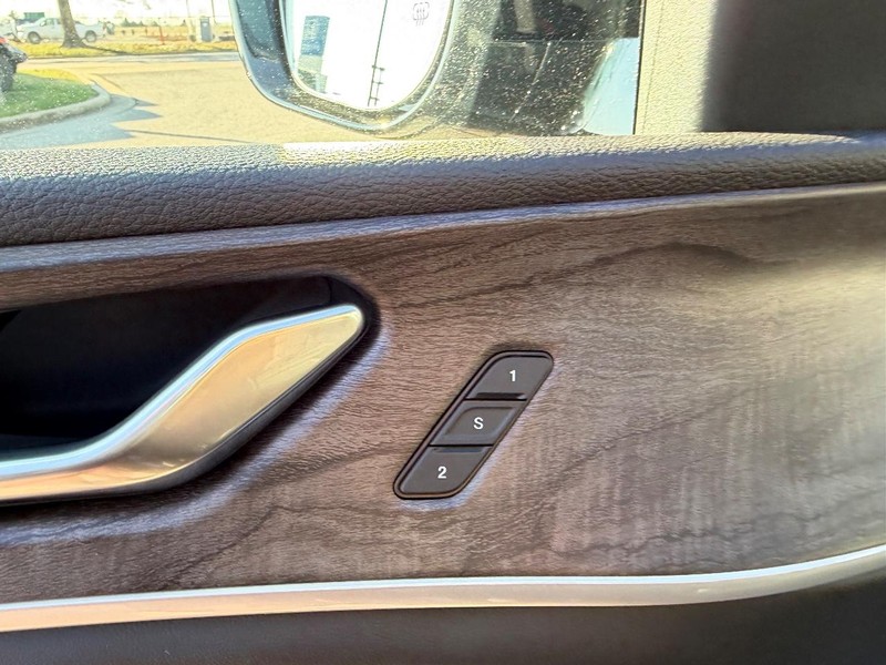 Jeep Grand Cherokee L Vehicle Full-screen Gallery Image 22