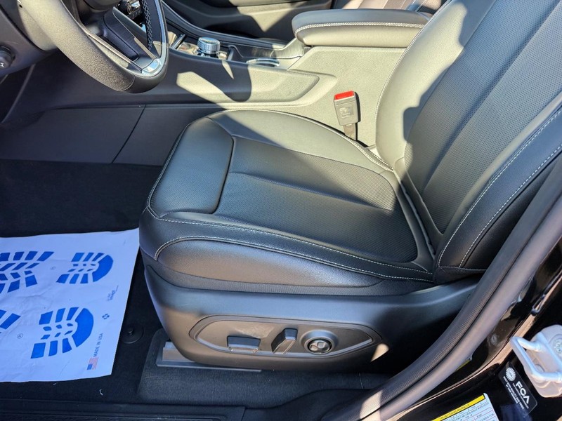 Jeep Grand Cherokee L Vehicle Full-screen Gallery Image 23