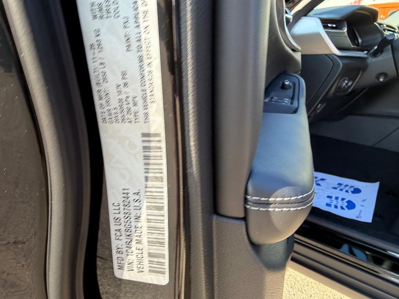 Jeep Grand Cherokee L Vehicle Full-screen Gallery Image 24