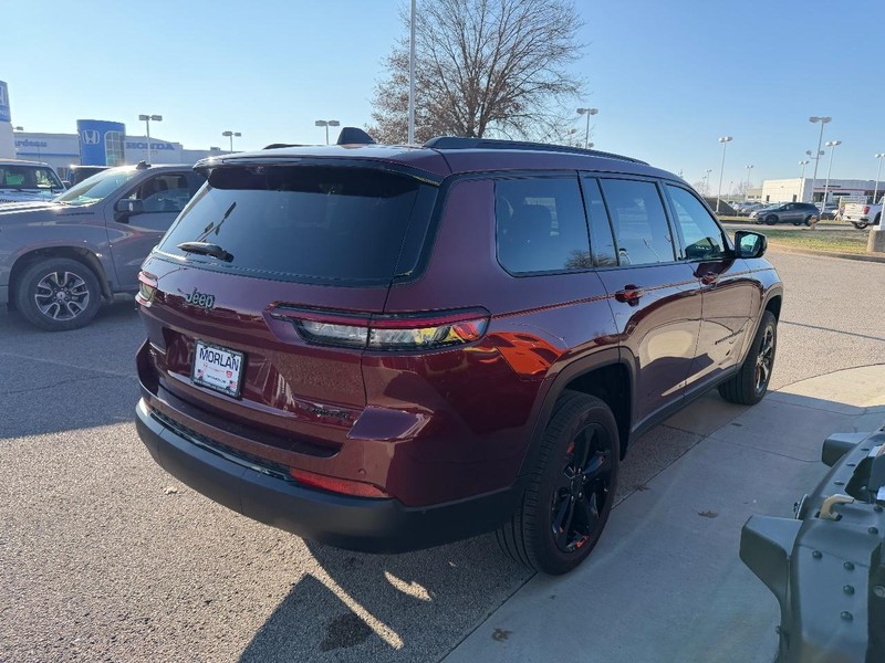 Jeep Grand Cherokee L Vehicle Full-screen Gallery Image 4