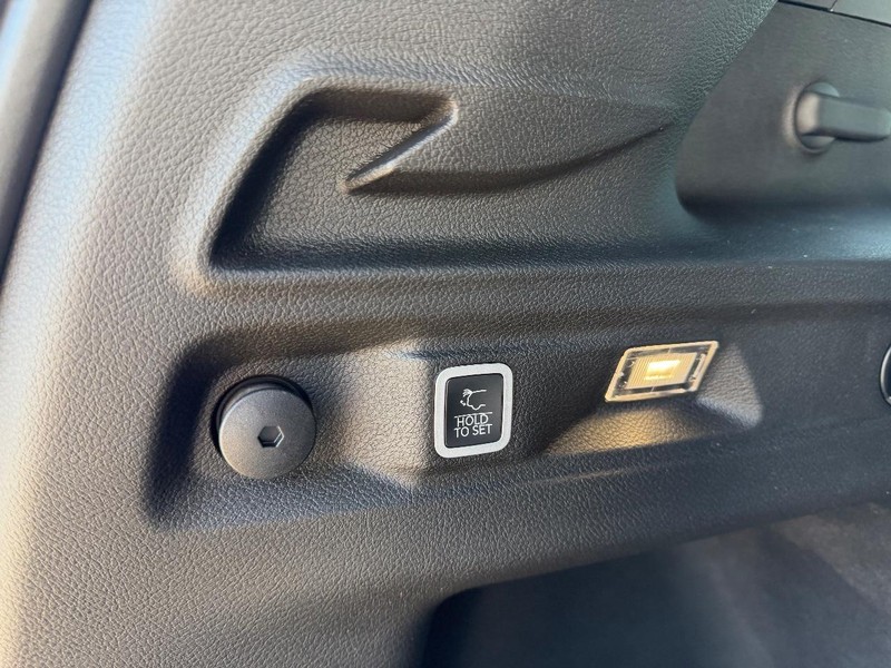 Jeep Grand Cherokee L Vehicle Full-screen Gallery Image 7